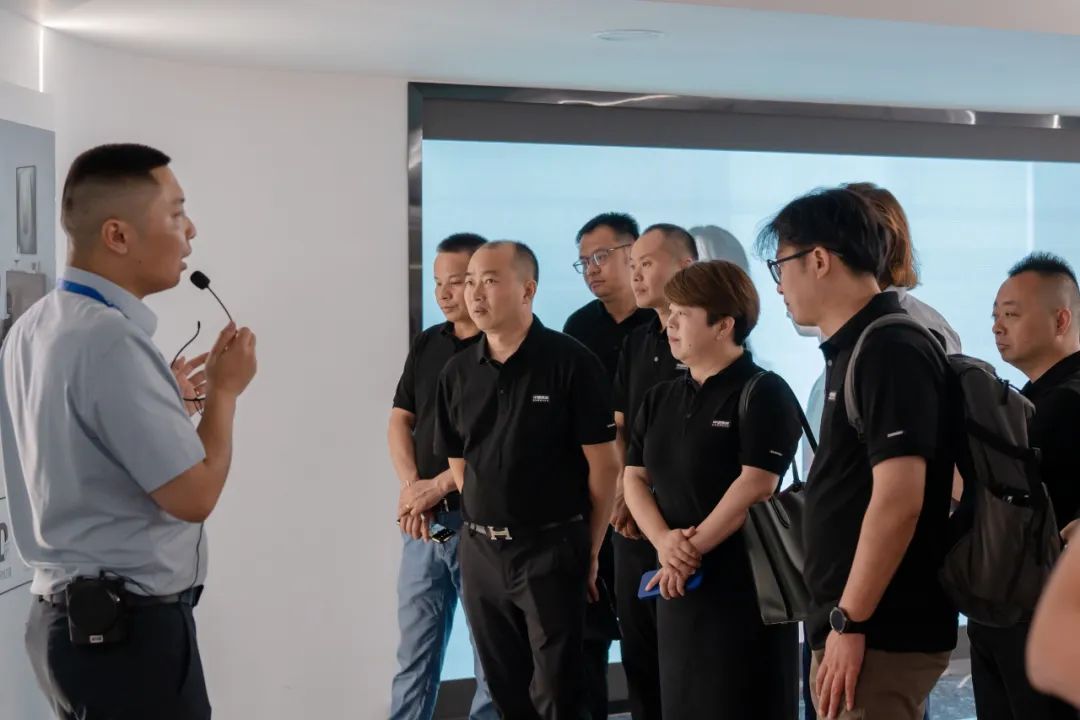 参观交流|杭州市装协携中博装饰一行参访千思