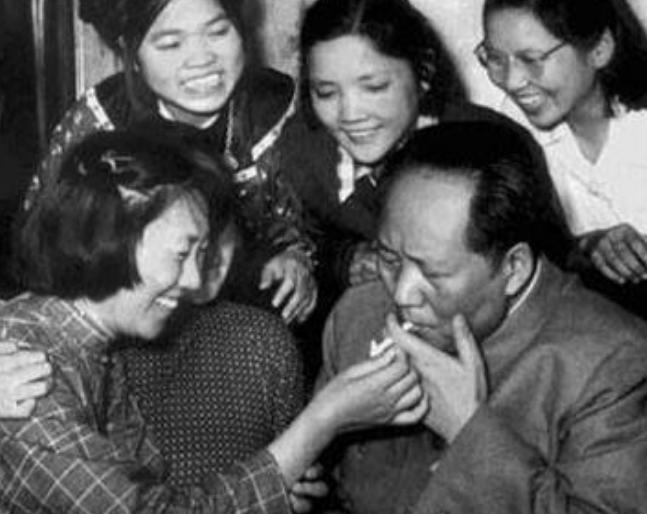 邓华缴获5箱白金龙烟，却只给毛主席一支，主席笑道：财不露白啊