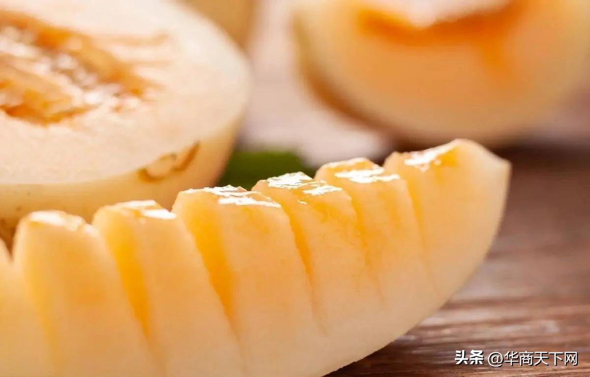 甜瓜卖不动了，瓜农哭了，网友：不值得同情，吃瓜后的嗓子还在疼