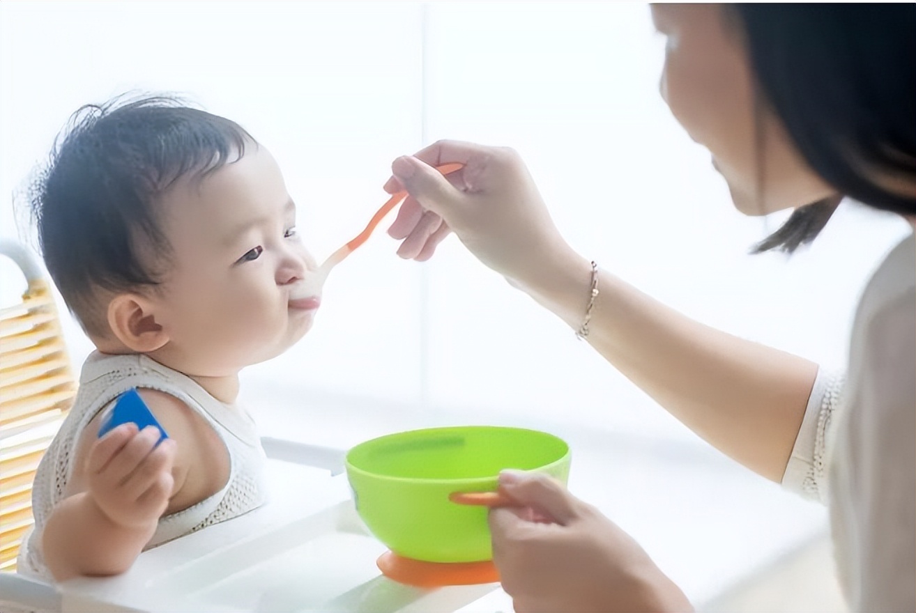 宝宝学翻身夜里一直醒,宝宝晚上蹬被子翻身频繁怎么回事