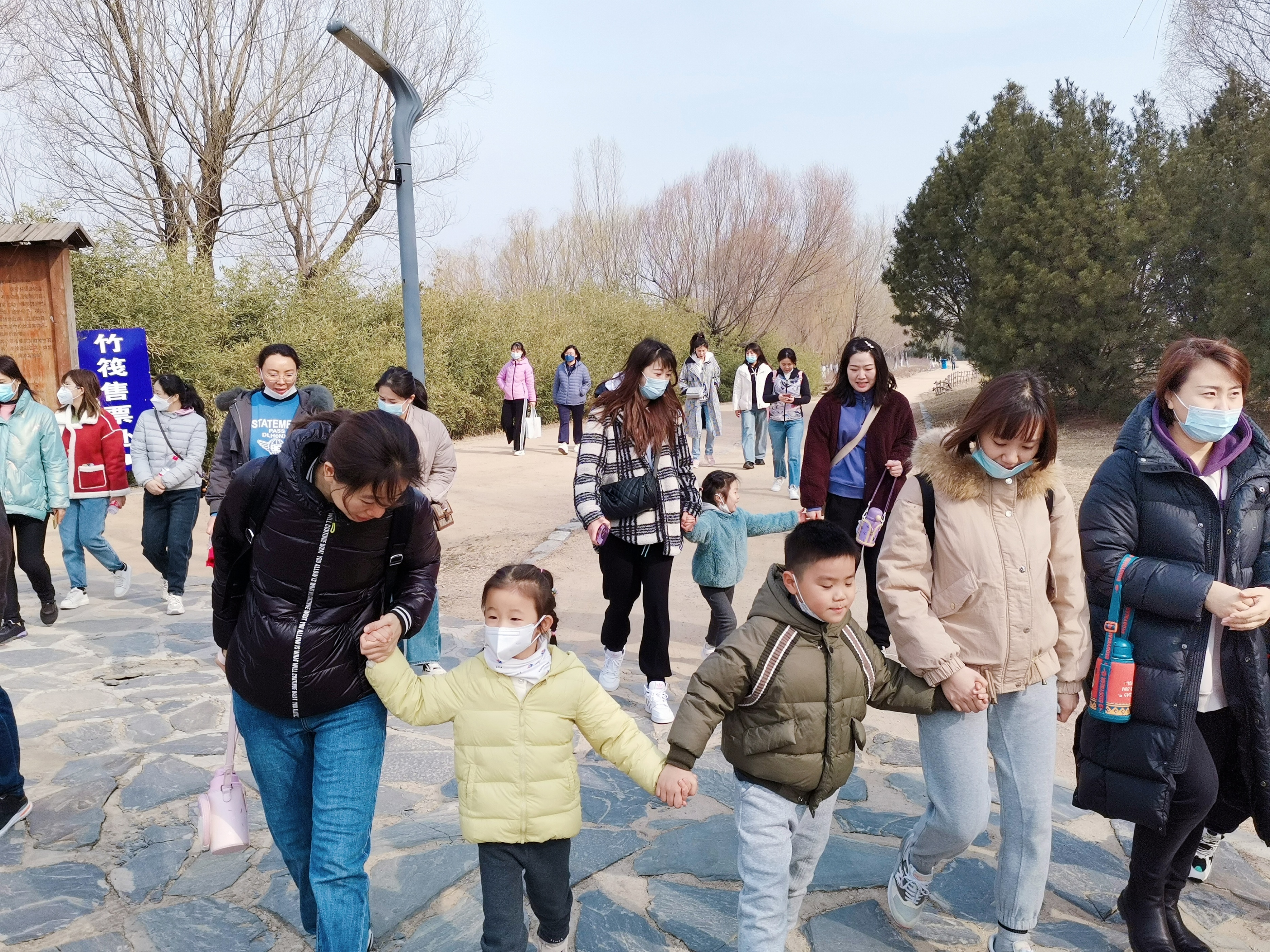 “采撷*光春**，风采飞扬”齐鲁鞋城2023年女神节生态采摘活动