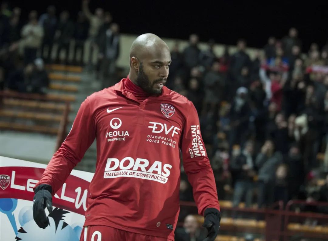 布里斯小传丨年少父亲踢球养家，法甲射手定居成都