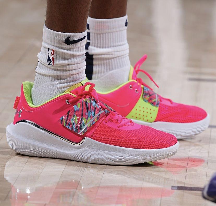 NBA球员上脚：耐克续约科比系列，拉文正式签约新百伦