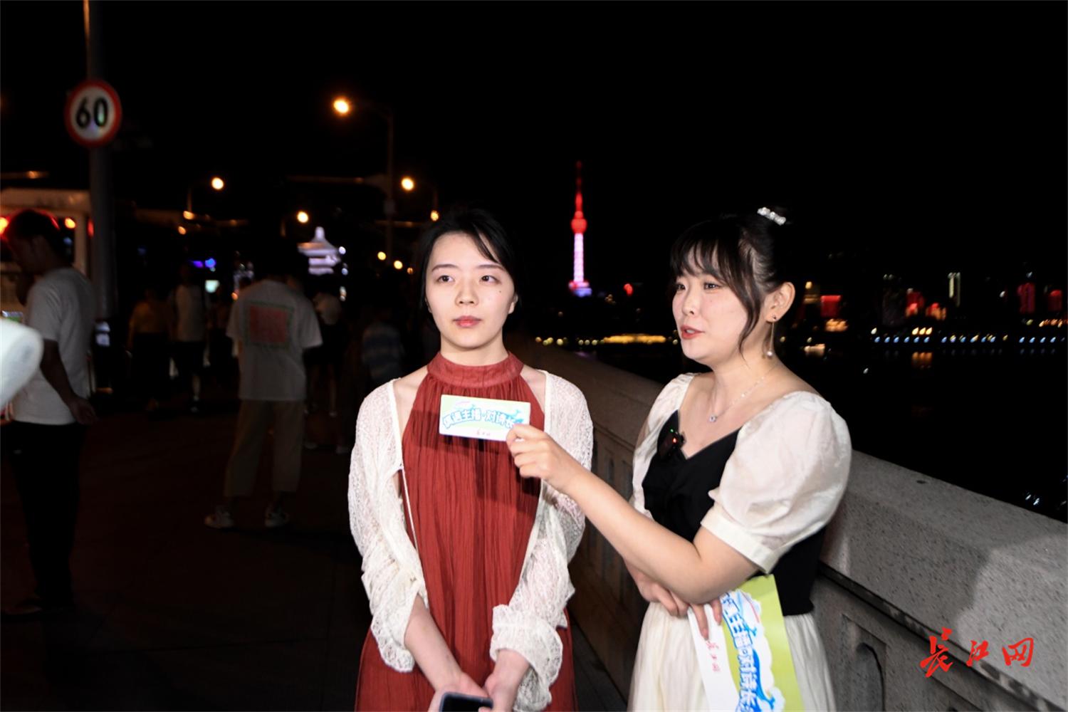 感受长江的宽阔与大气徒步“万里长江第一桥”成外地游客首选丨偶遇主播·对诗长江