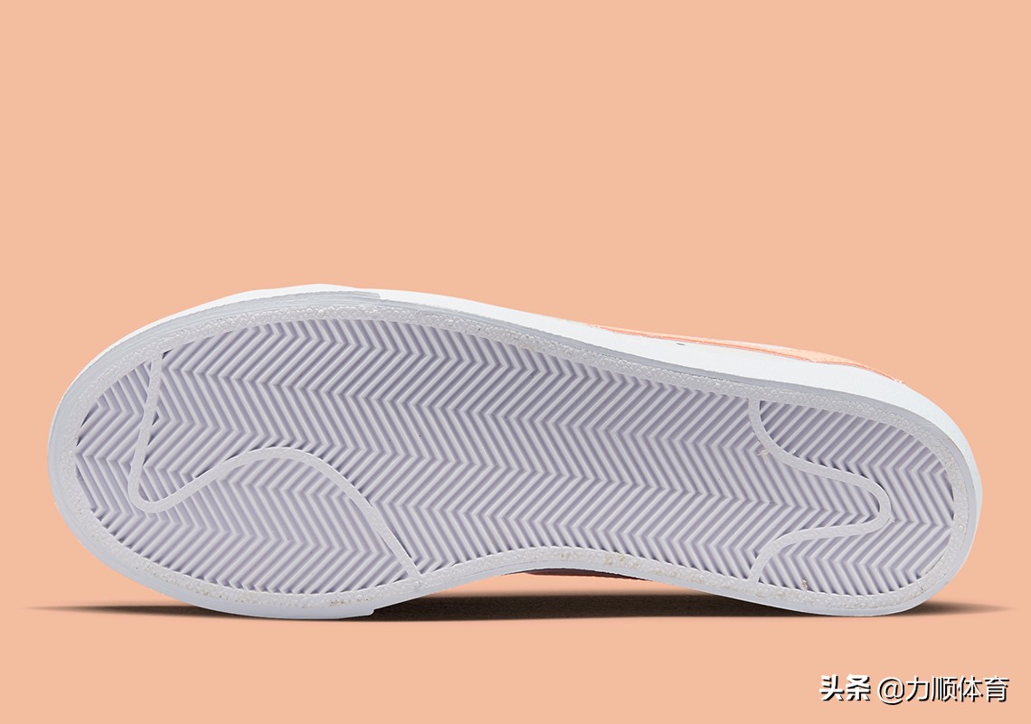 鞋带从鞋底穿过的一款鞋子,鞋带从鞋头开始的马丁靴