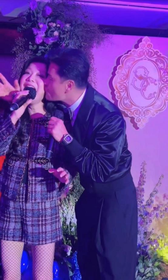 吕良伟老当益壮跟老婆海边秀恩爱,60岁吕良伟与老婆