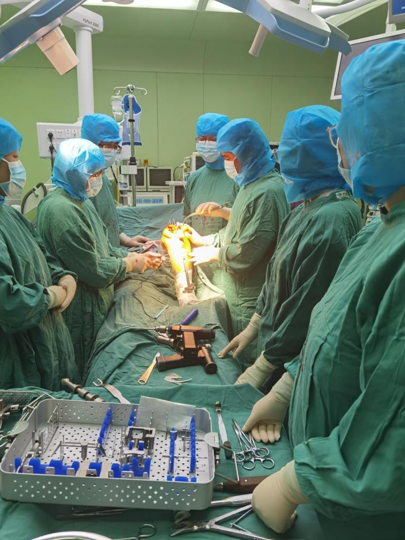 【学*党**史办实事】兰大二院西固医院骨科开展首例导航（IKPAS）下膝关节置换术（TKA）