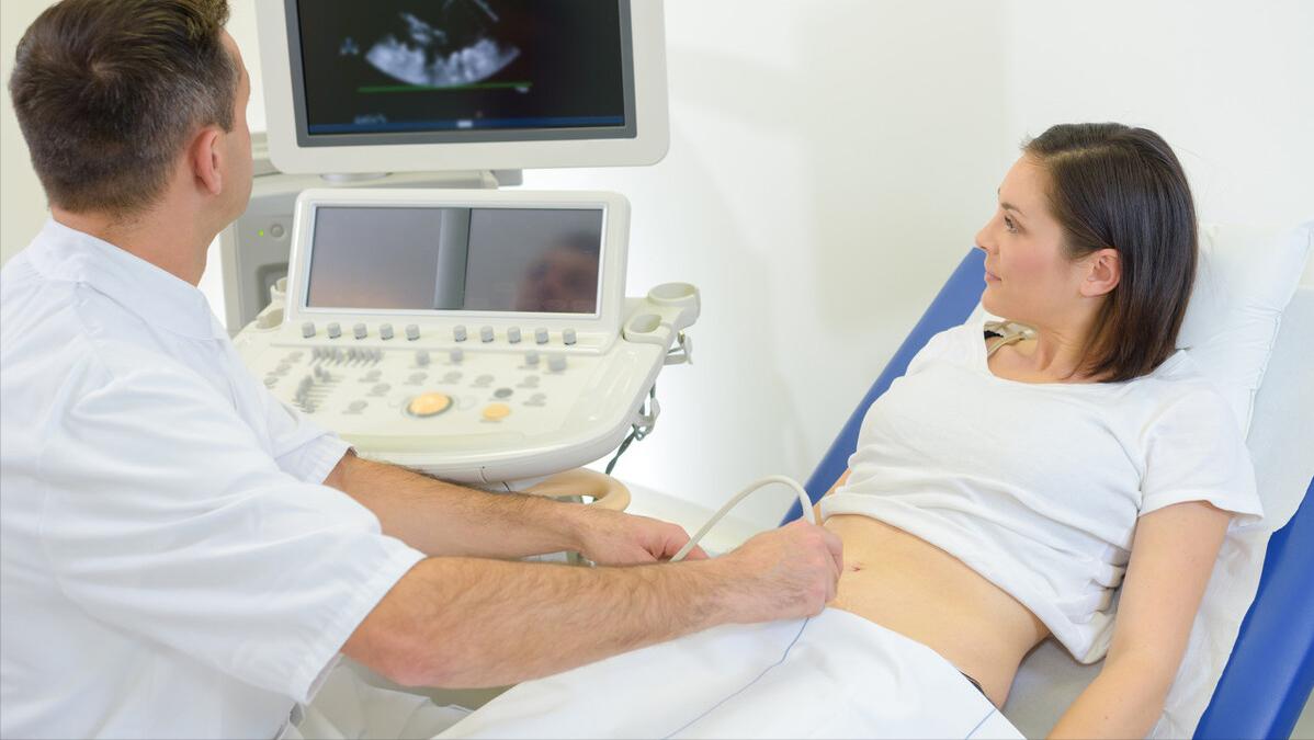 宫腔内膜息肉可以药物治疗吗,宫腔内高回声考虑内膜息肉怎么办