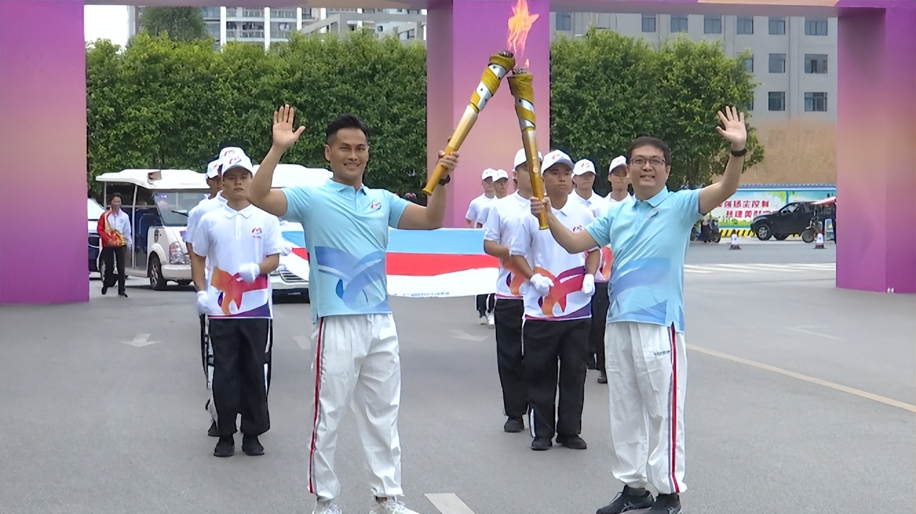 「爱运动爱荷城广西第十五届运动会」第十五届区运会火炬传递在港北站圆满收官