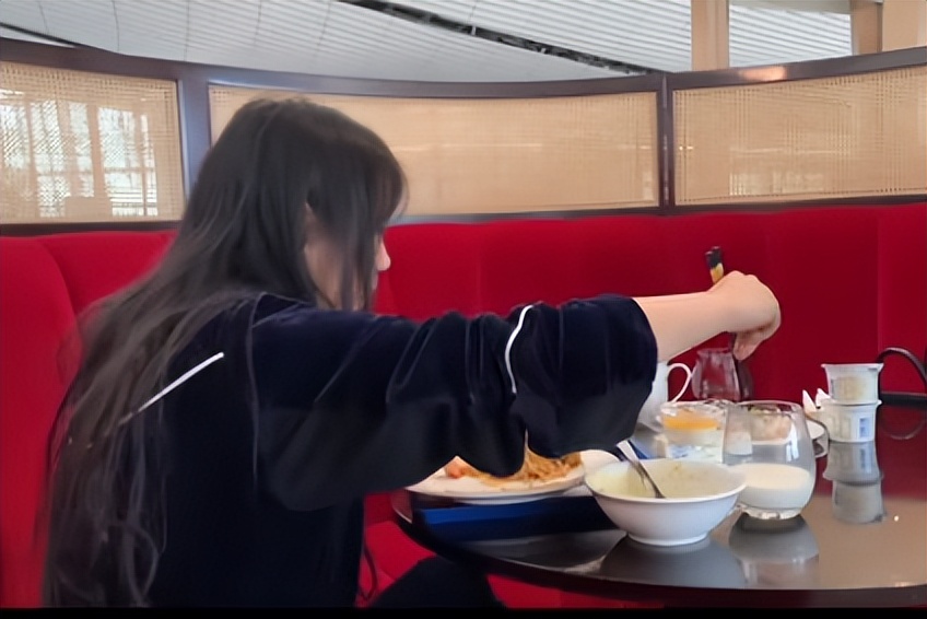 央美毕业生扮名媛21天遭保安搭讪,女大学生假扮名媛原视频