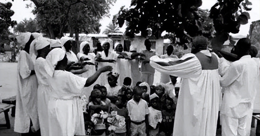 2016年，那个被白人美女喂水喝的2岁非洲小男孩，后来怎么样了？