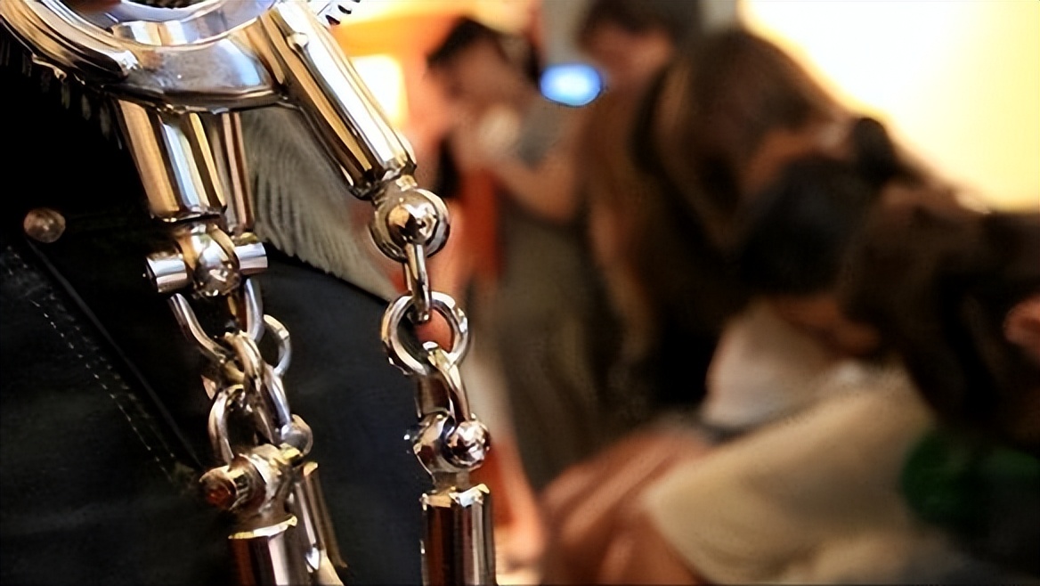 内蒙“白富美”涉嫌淫乱被警方抓获，声称他们7人都是我男朋友！