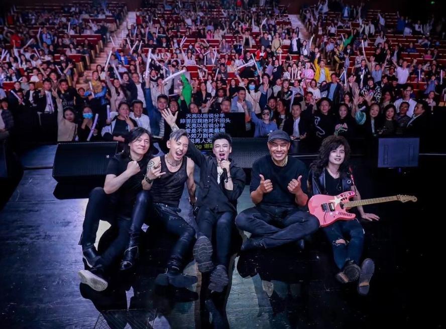 摇滚精神仍在，少年之心不死！信乐团上海演唱会与你一起Rockroll