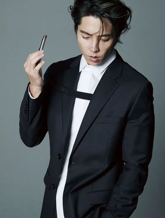 日本花*男美**秀八块腹肌爆上热搜！网友傻眼：这是快40岁的人？