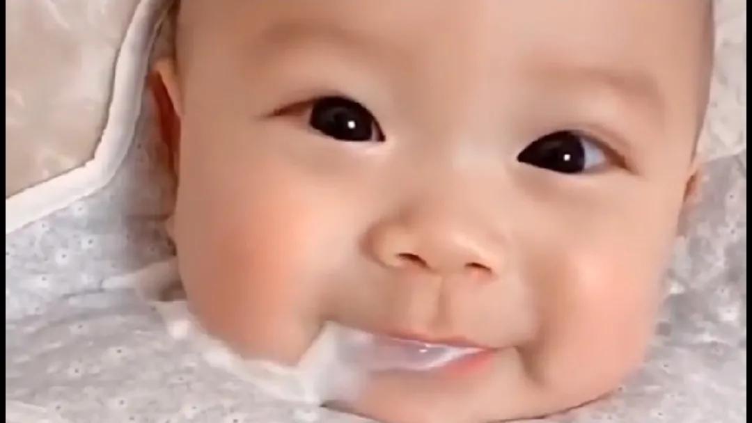 喂奶后竖抱多久可以防止吐奶,婴儿竖抱拍嗝反而吐奶怎么处理