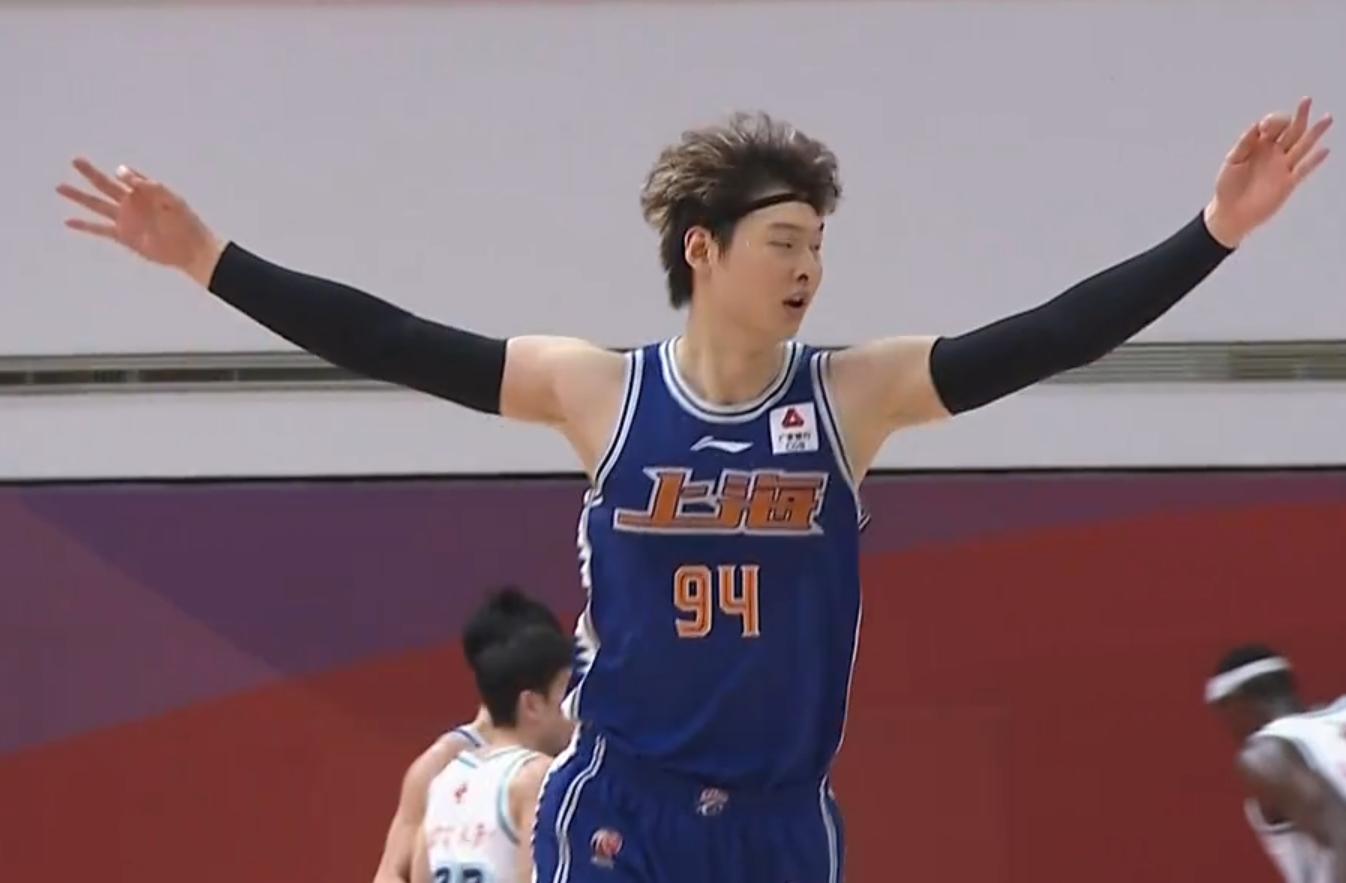 轰18分2帽4三分助队大胜,92分钟绝杀青岛队1-0战胜重庆