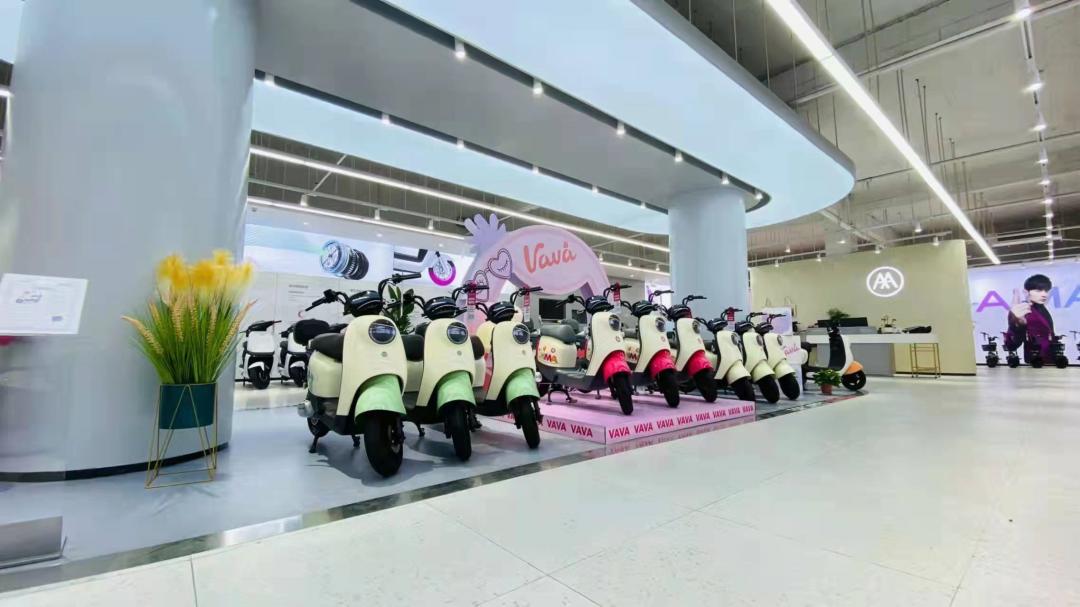 南阳新华路电动车市场首个电动车上牌点设在爱玛专营店