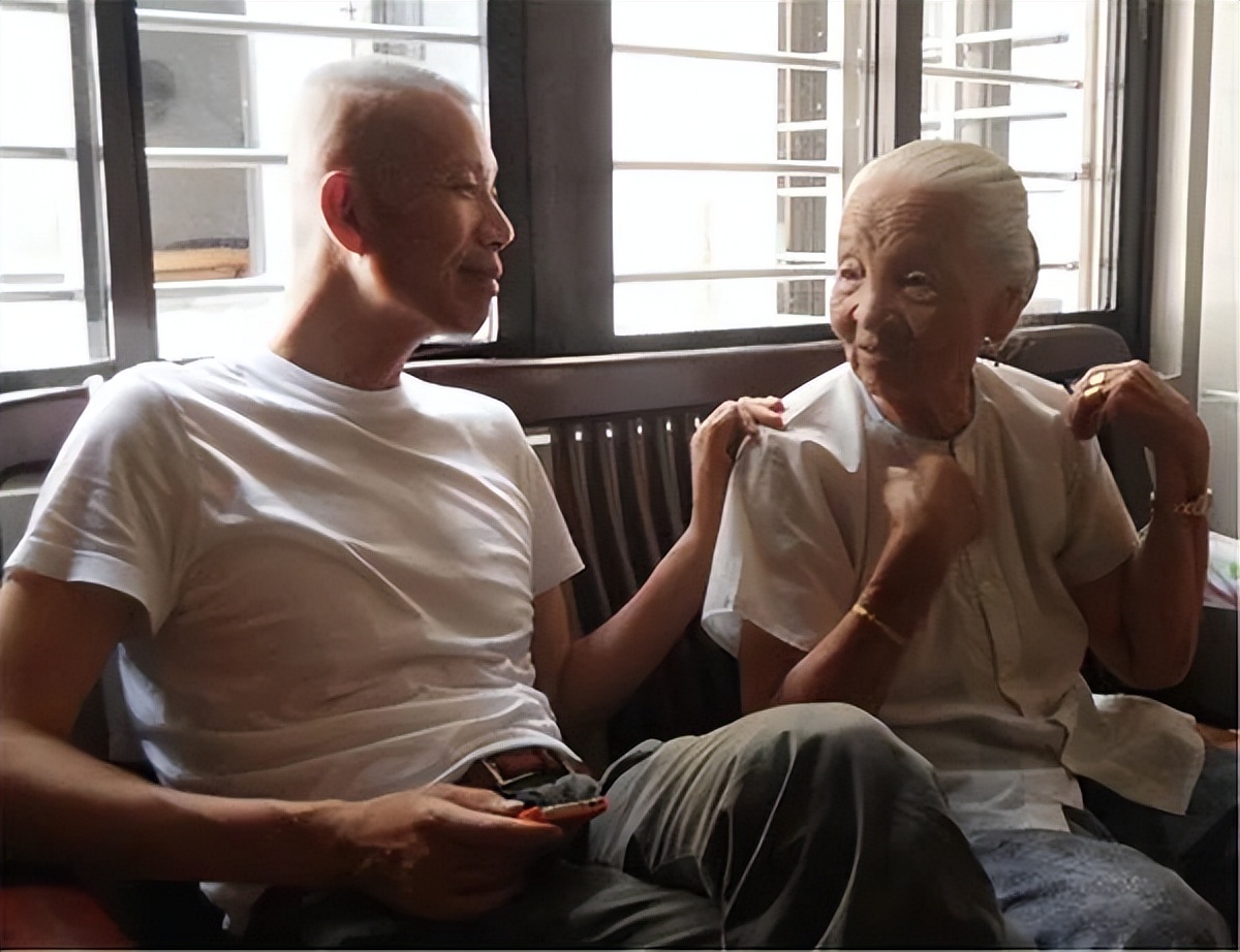 给奶奶“造”了一架天梯,靠*药火**爆炸作画,全球最会“玩火”的人