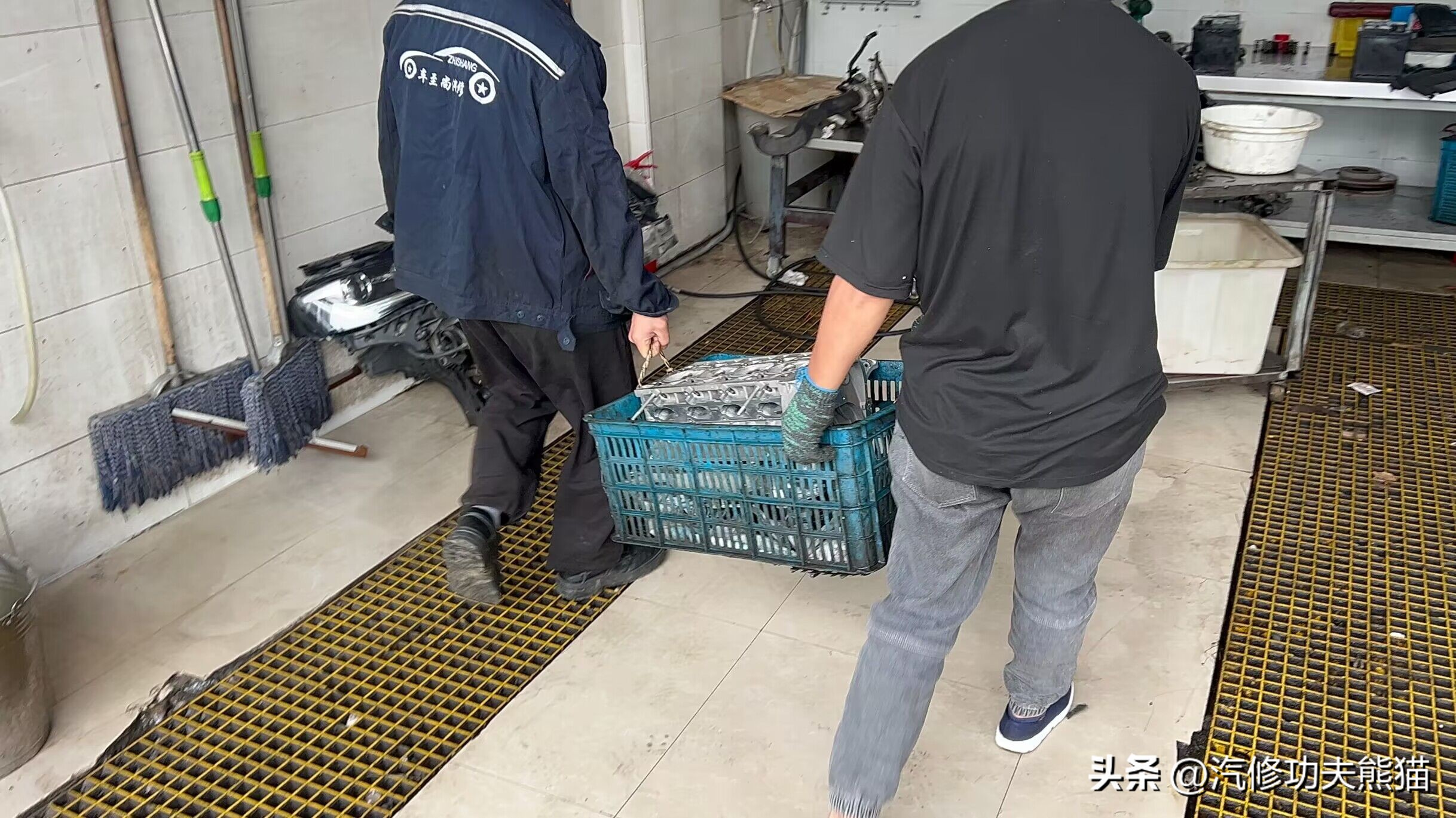 奥迪A4L烧机油！*草烟**公司是让你们烧*草烟**烧钱，我们让你不烧机油