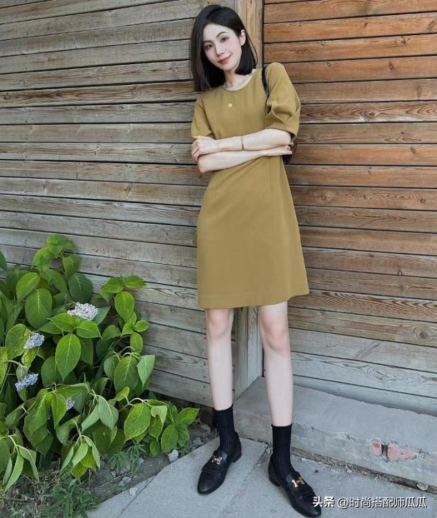 比运动鞋百搭、比小白鞋时髦，今夏“乐福鞋”火了！这样搭真高级