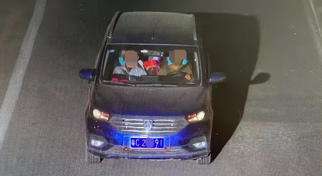 2名南水男子开上鹤港高速后，突然将车停在岔道口，随后关掉了大灯没了动静！