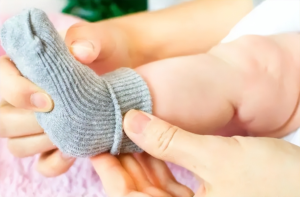 宝宝夏天脚丫冰凉还需要穿袜子吗,如何辨别儿童的脚丫