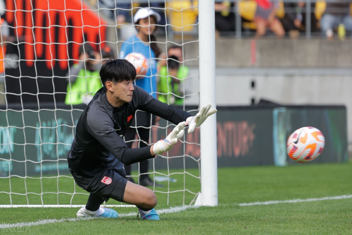 中国男足亚洲杯首发浮现，11人基本确定7人！6悍将竞争最后3席？