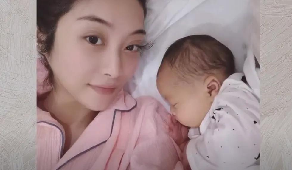 女模特10万元养三胞胎,30岁女模特生下三胞胎