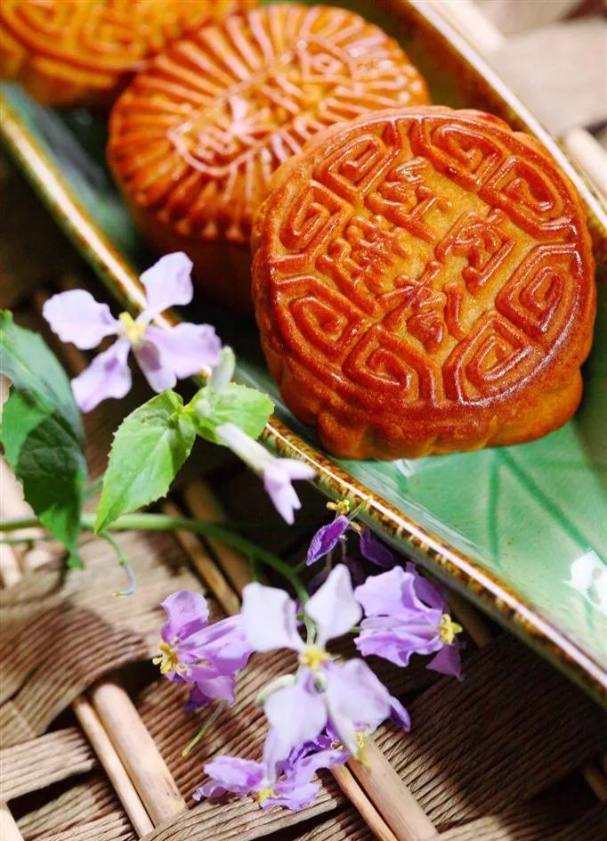 中秋月亮壁纸图片,中秋节吃月饼背景图片