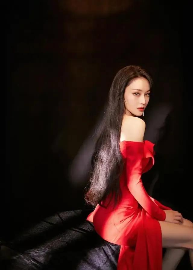 张馨予红色旗袍曼妙身姿,张馨予红色旗袍秀曼妙身姿
