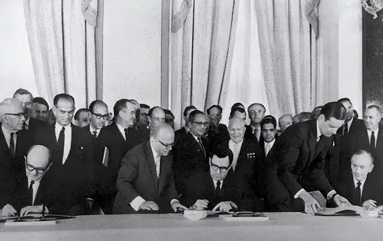 我死后中国会是什么样子？听完*小平邓**回答，毛主席：英雄所见略同