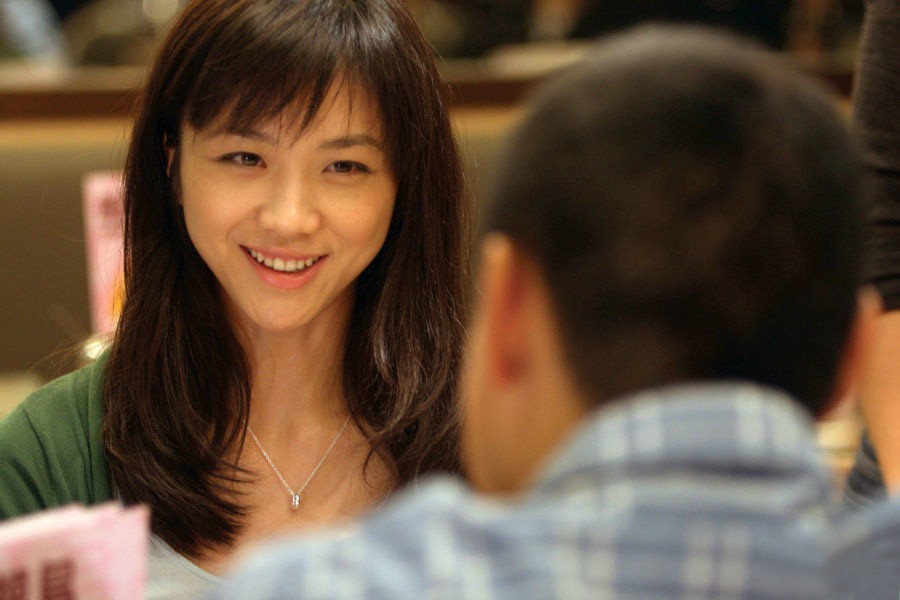 40岁汤唯穿裙子,汤唯穿绿裙长发飘飘