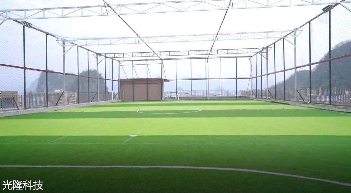 带足球场的健身房,带游泳池篮球场乒乓球的健身房