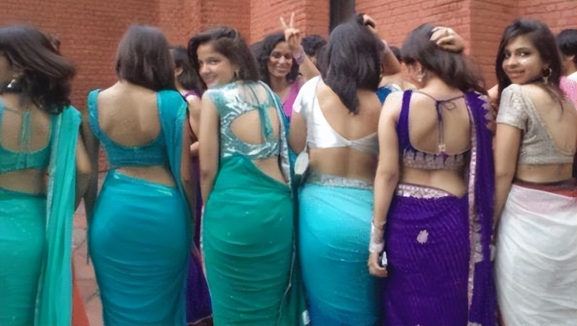 印度可以露肚脐,印度女性腹部露脐