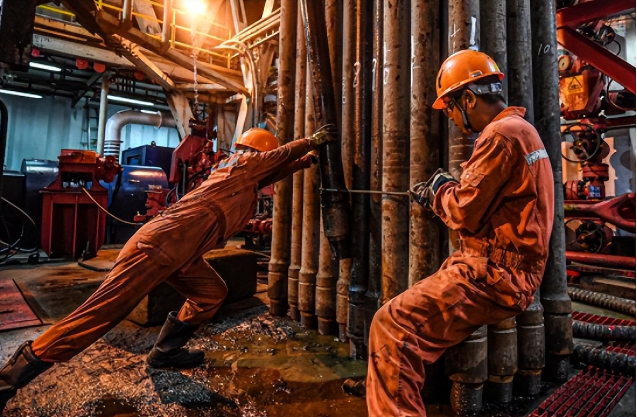 海上钻井工人的真实感受,钻井工人白天工作