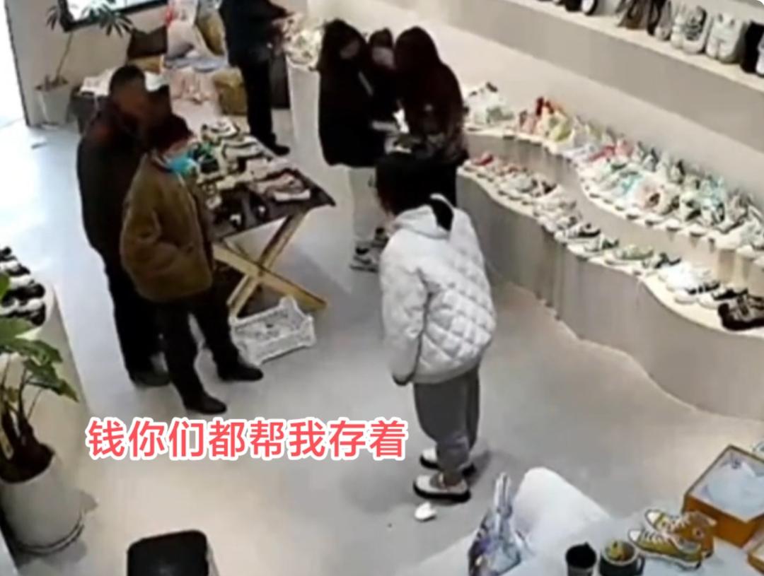 “我的脚那么廉价吗？”28岁女儿赚钱上交父母，买200元鞋子被拒