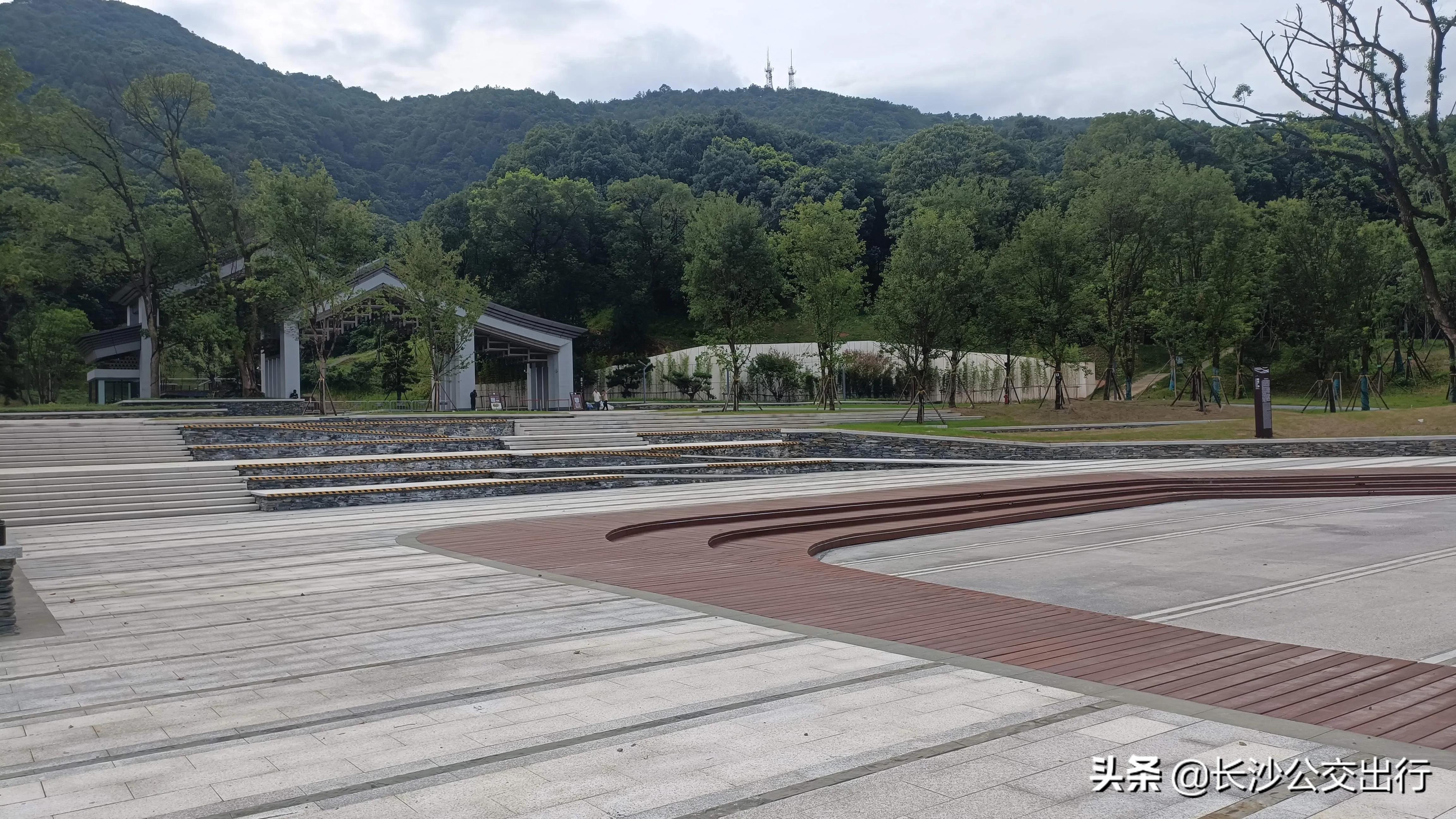 岳麓山从南门爬的攻略,岳麓山东门进南门出旅游攻略