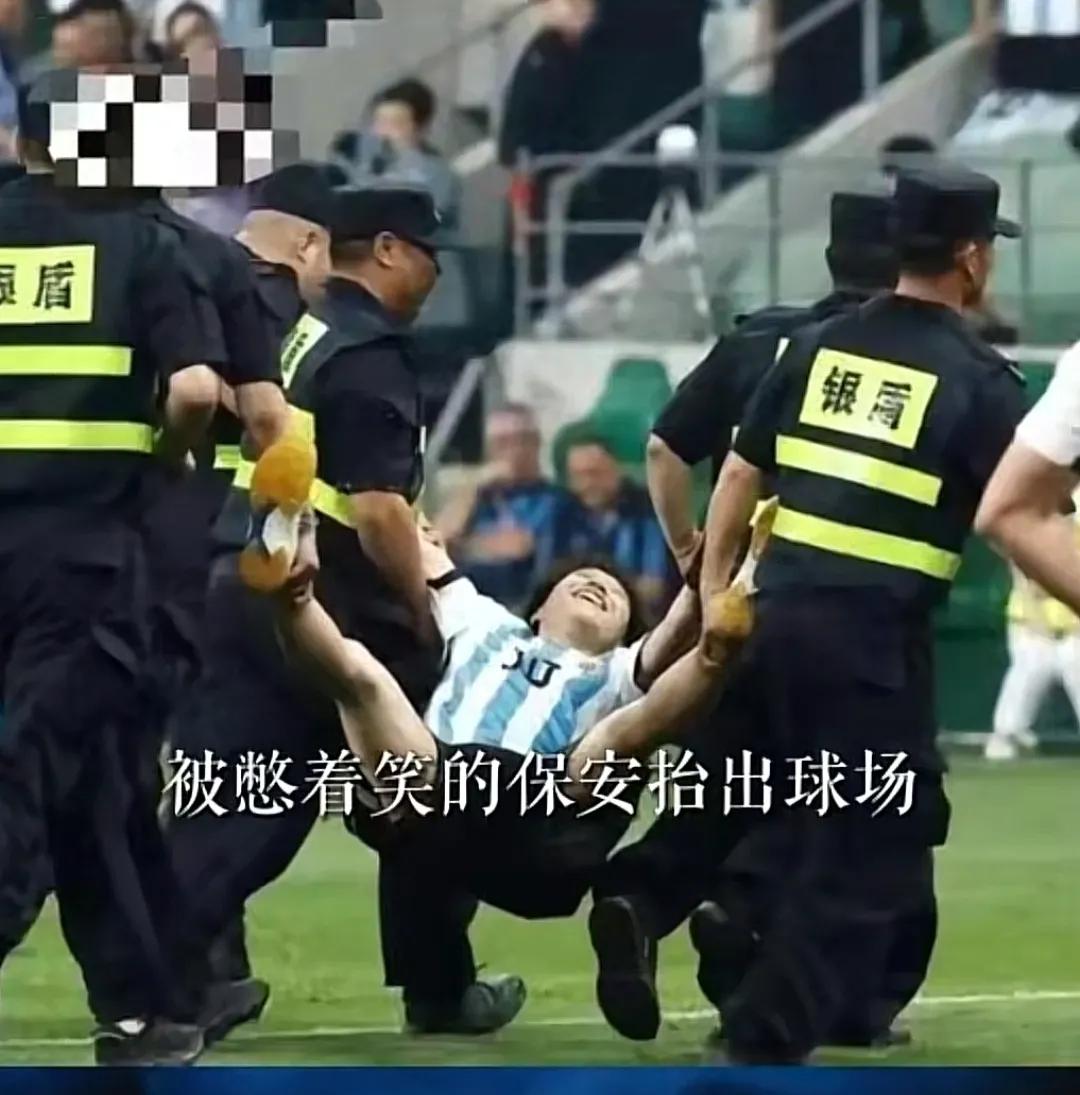 大马丁冲场抱梅西球迷,这小子拥抱了梅西击掌了马丁