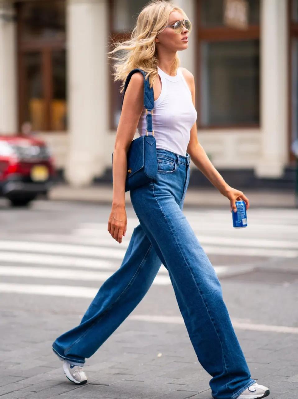 各种裤型牛仔裤配什么衣服,裤腰收缩款牛仔裤怎么搭配