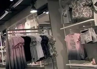 闊╁浗鎭嬬埍缁艰壓瀵屽鍗冮噾浜鸿宕╁,瀵屽鍗冮噾宕╀簡浜鸿澶氬皯浜烘ⅵ纰庝簡