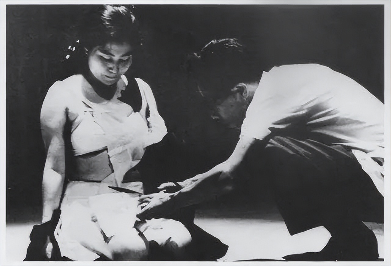 日本艺术家给路人剪刀剪衣服,女艺术家剪碎衣服