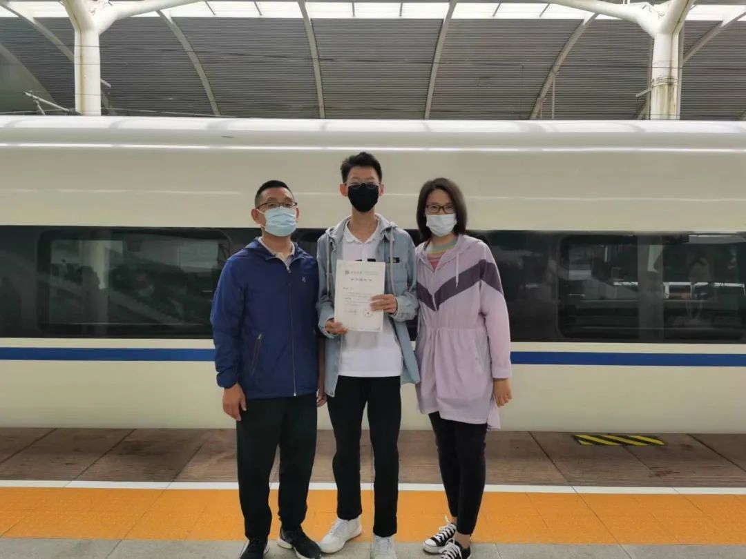 大学录取通知书可以买火车票吗,录取通知书坐飞机能打折吗