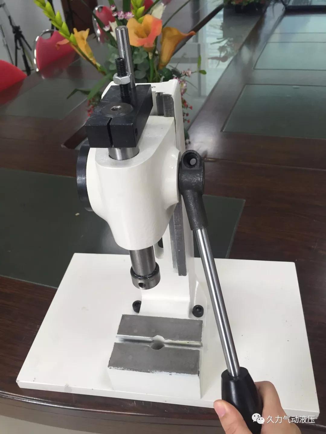 压力机怎样看有没有伺服,压力机优势和缺点