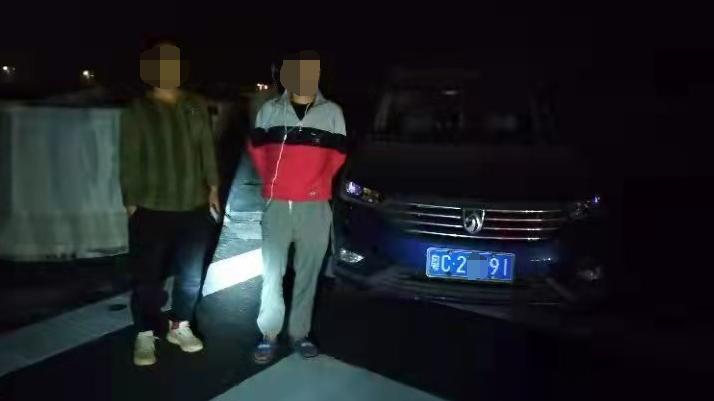 2名南水男子开上鹤港高速后，突然将车停在岔道口，随后关掉了大灯没了动静！