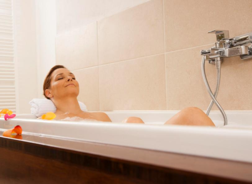 女性腹股沟发黑是什么原因怎么办,女性月经发黑成块状是什么原因