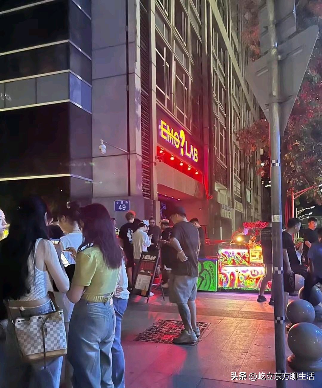 醉酒女酒吧门口遭男子摸下身，女子回应：喝多了，和男朋友没忍住