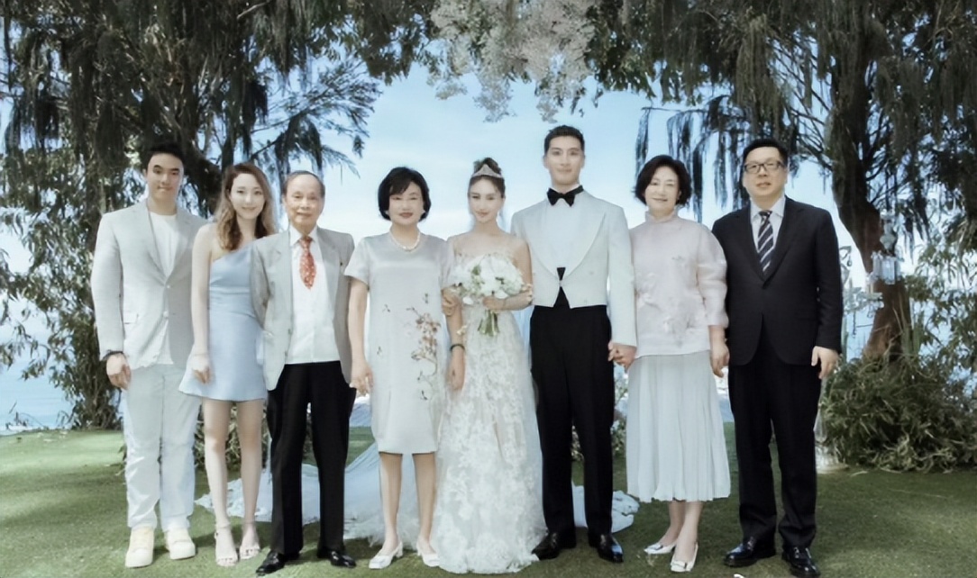 比窦骁婚礼更热搜的是陈婉珍脖上的澳白，一颗20万！扒一扒三姨太