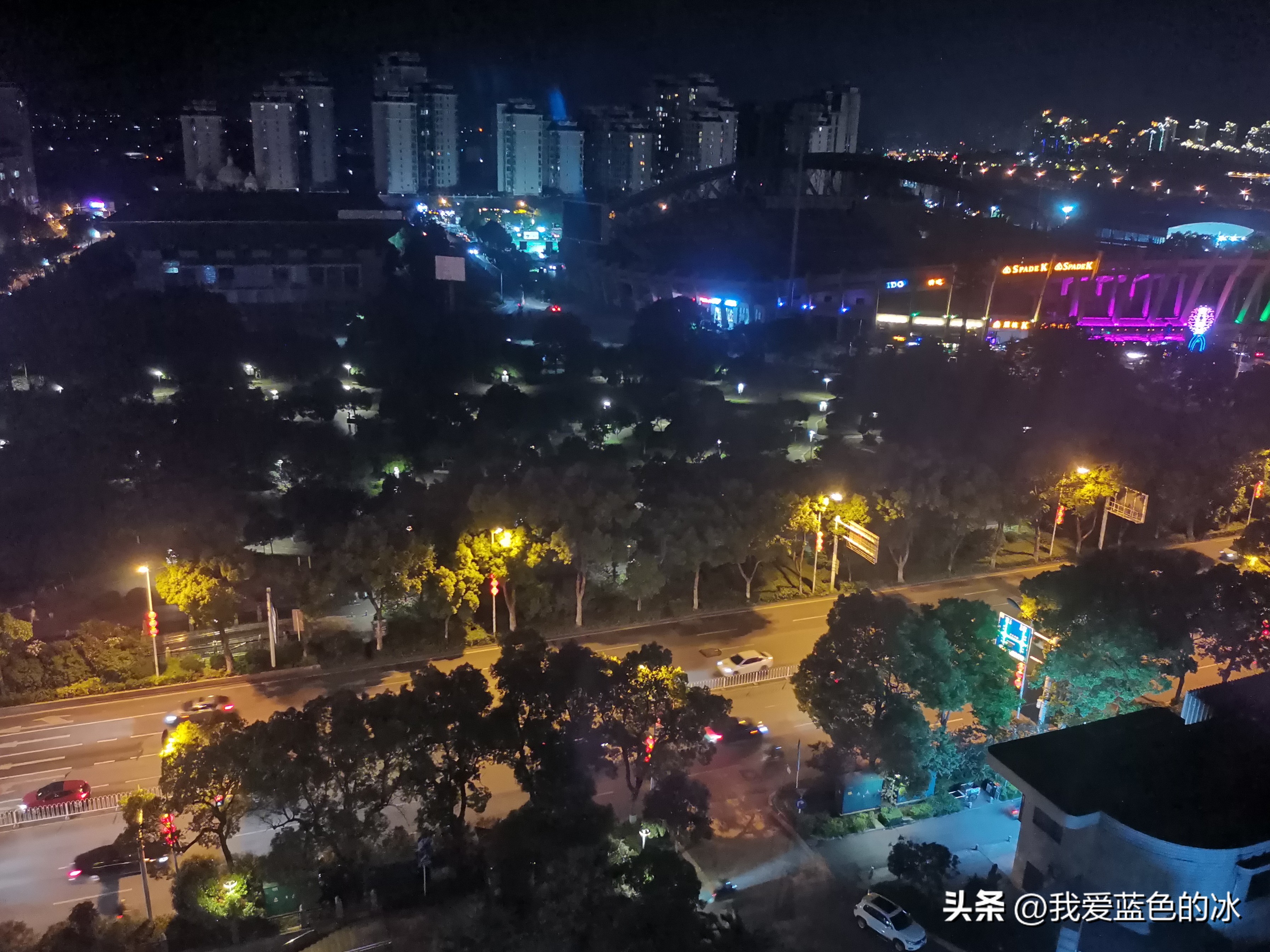 从窗户能看见烟囱,从十一楼往下看全是美景