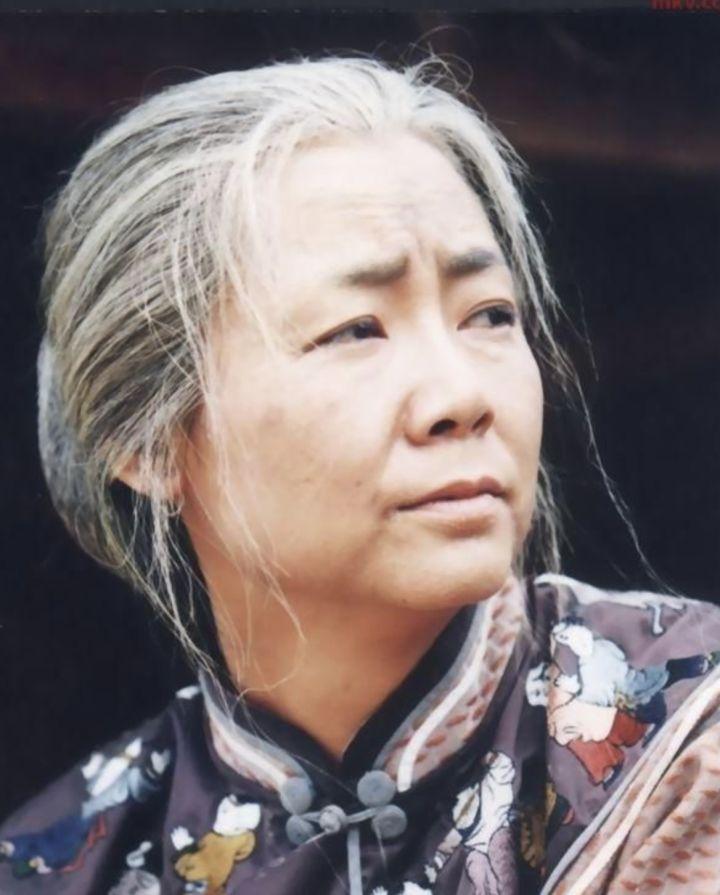 萨日娜穿搭的照片,萨日娜时尚妈妈装