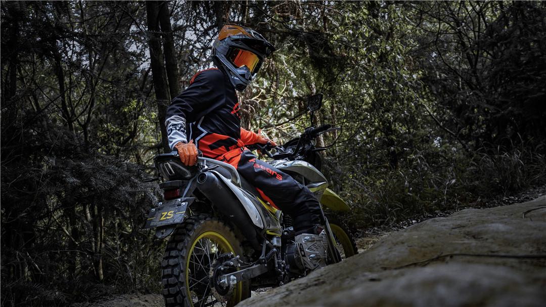 能上路的250cc摩托跑车,能跑250迈左右的摩托车